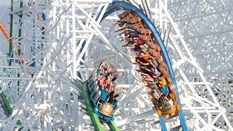 From Boredom to Entertainment: How Six Flags Magic Mountain Keeps Guests Occupied in Line